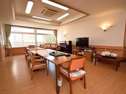 対面式のキッチンからは食堂に置かれたダイニングテーブルがよく見える。洗面所は車いす対応。