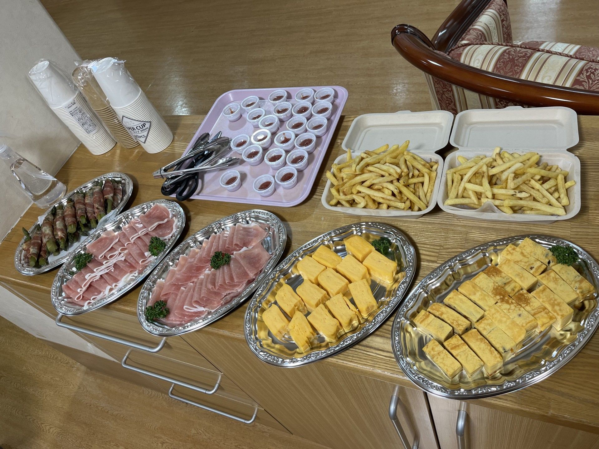 食事の時間の食卓風景