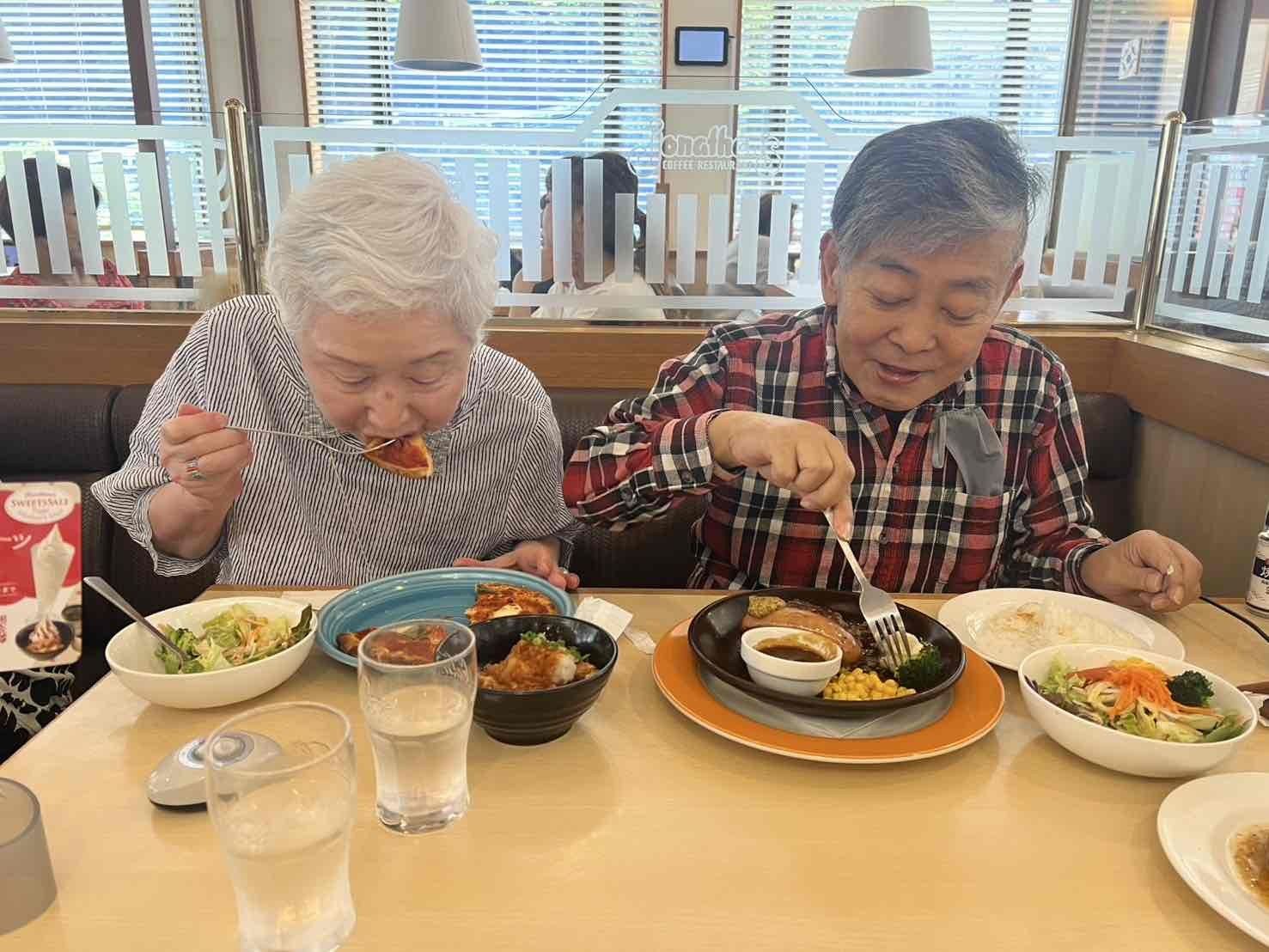 楽しそうに食事をする二人