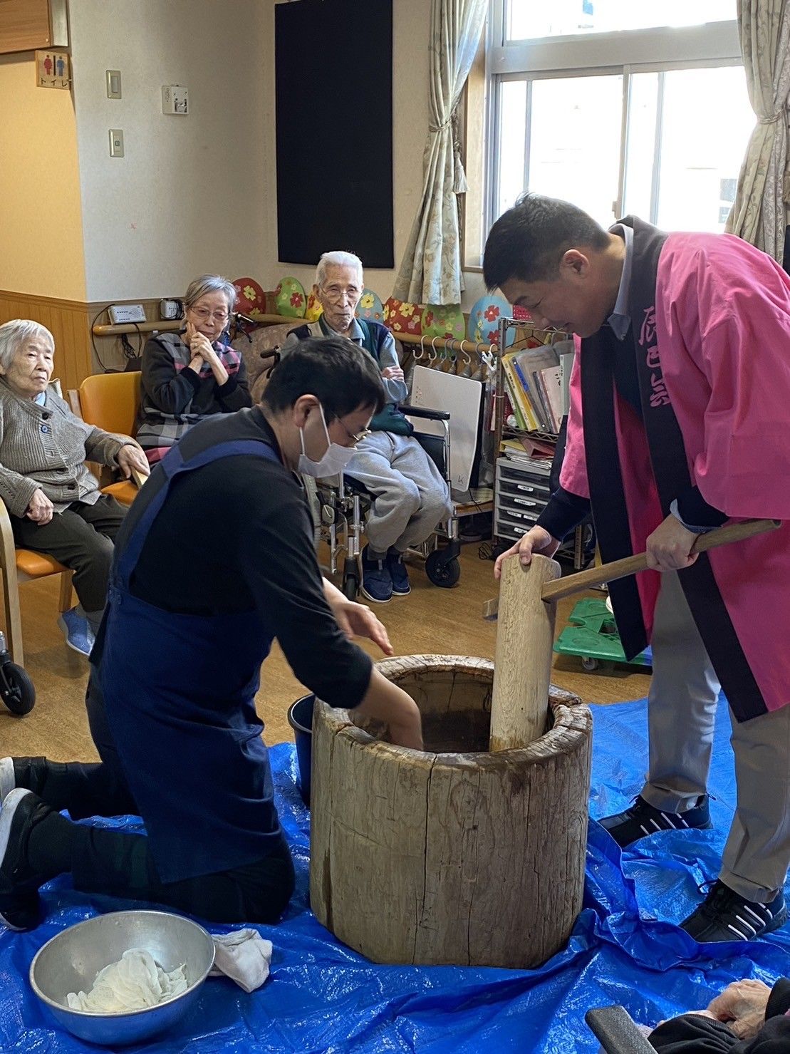 和やかな餅つきの様子
