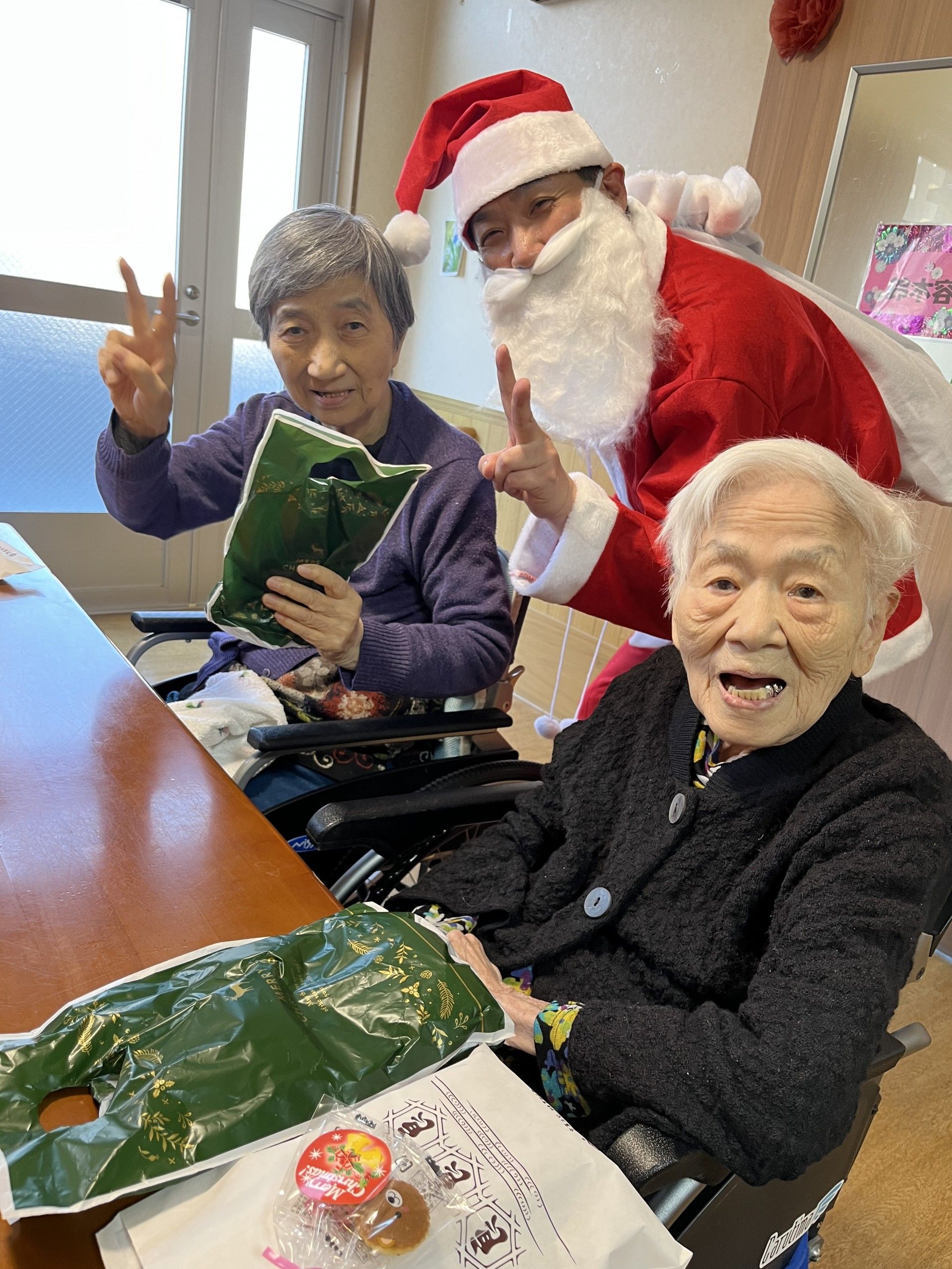 笑顔の集いの場面