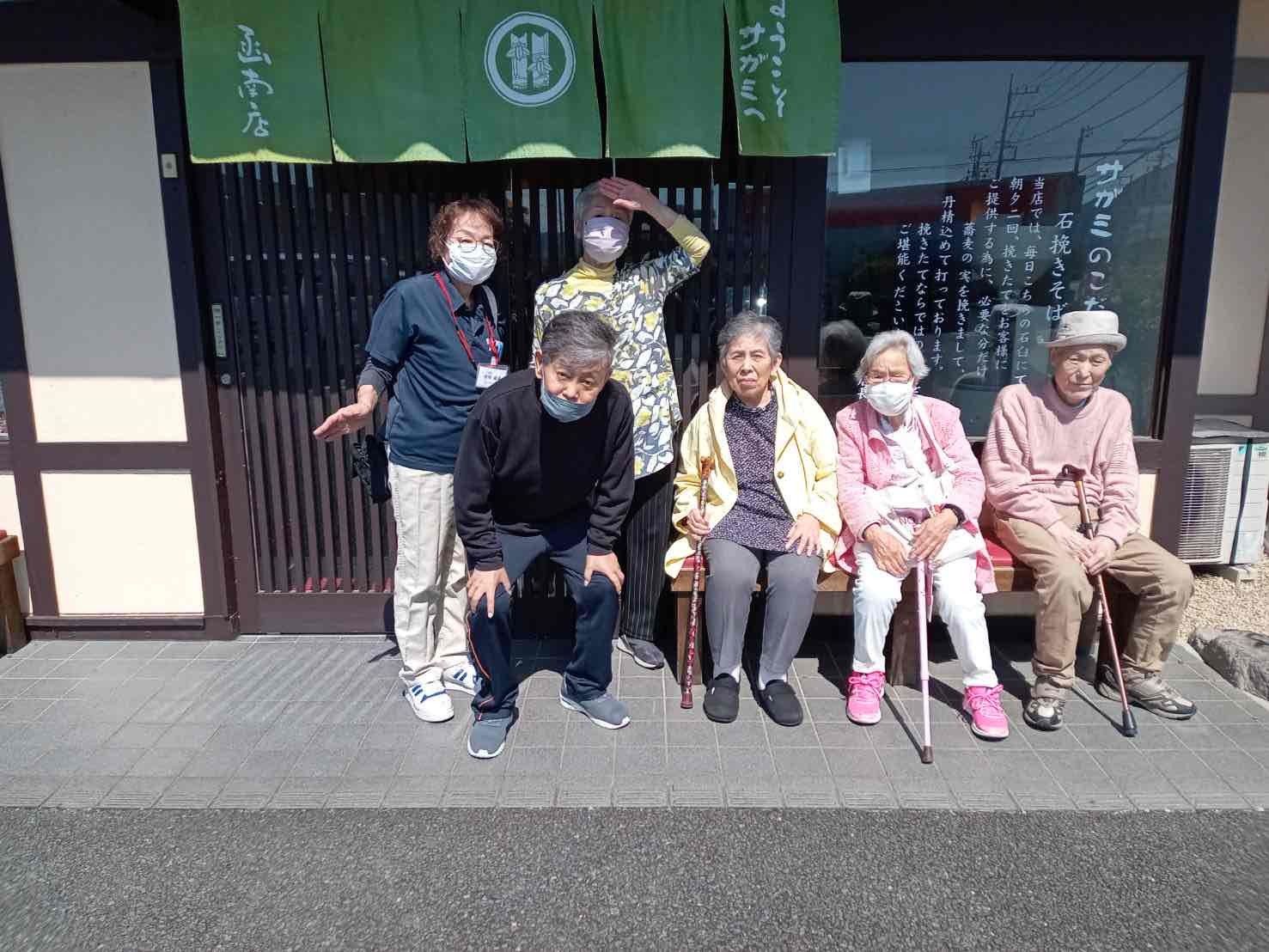 玄関前での集合写真