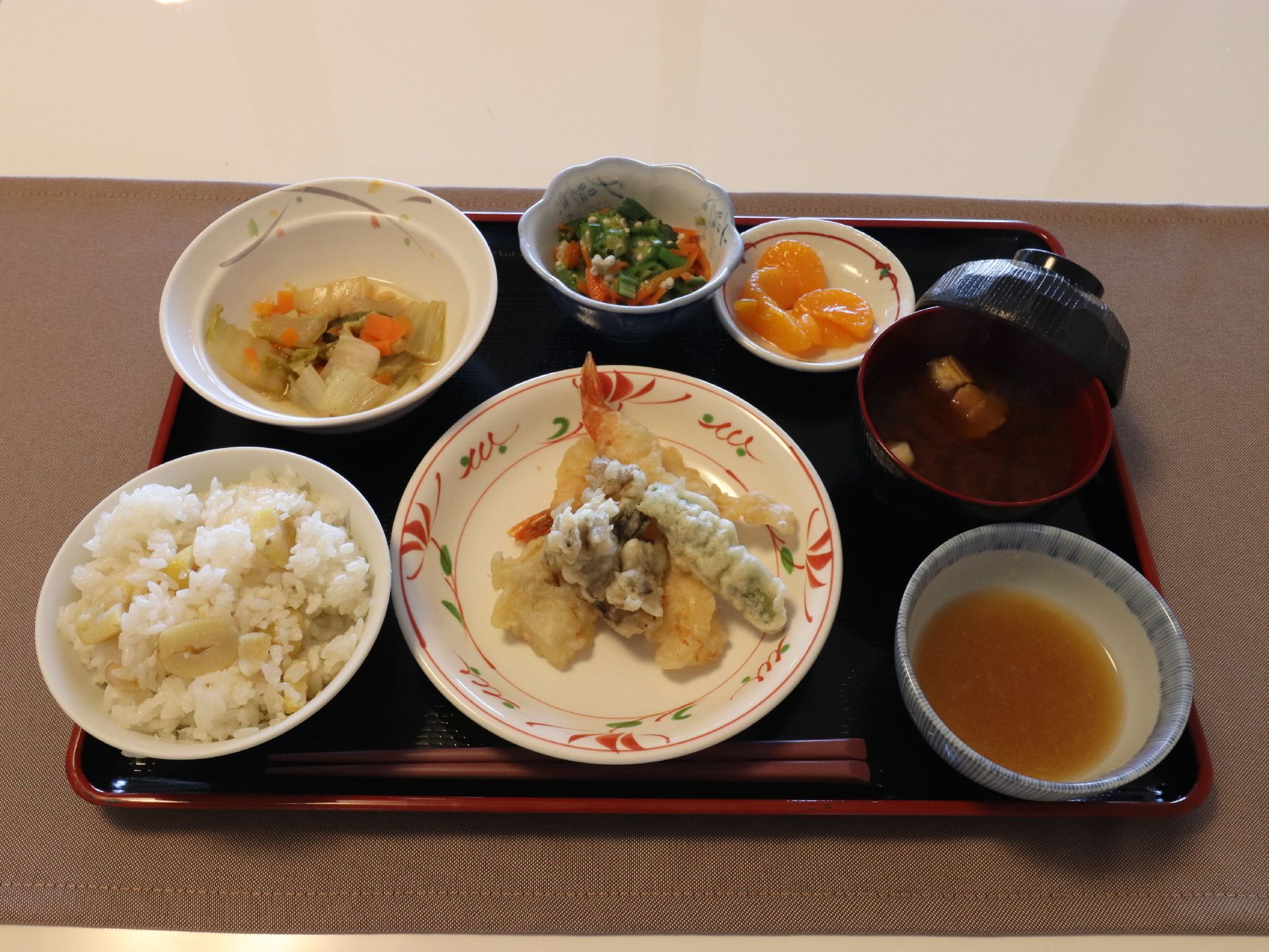 食事のメニューは一汁三菜で、季節感が味わえる栗ご飯などが出る。デザートも付いてボリュームもあり、おかずによって器を変えている。