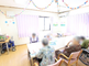 介護施設の明るい居間の様子