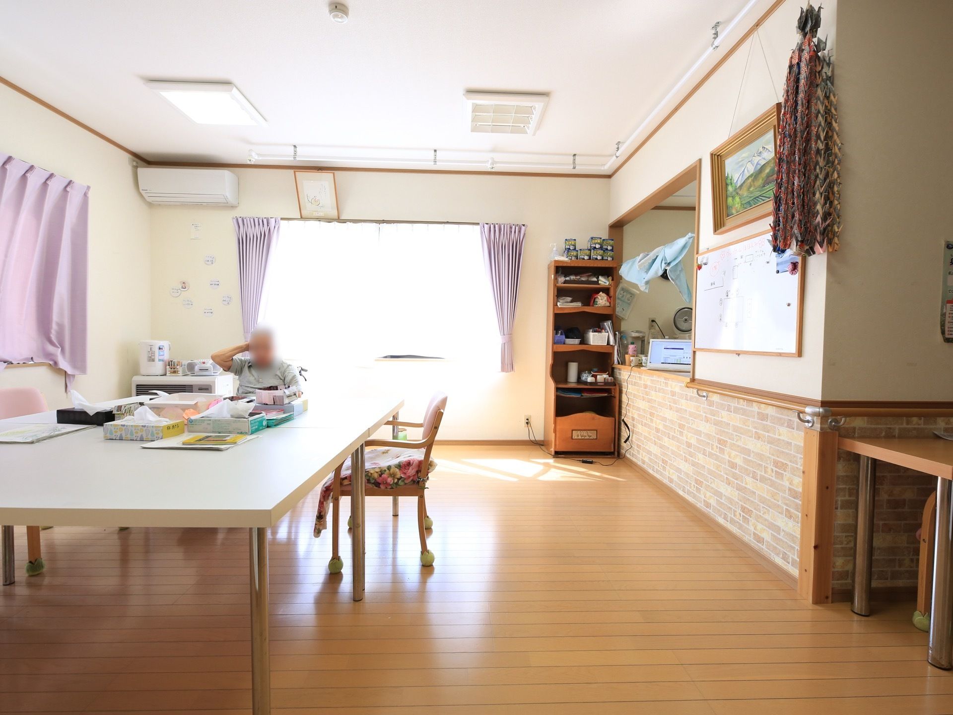大人数で座れる大きな白いテーブルが置かれている談話室がある。カーテンの掛かった窓に囲まれ、明るくアットホームな雰囲気である。