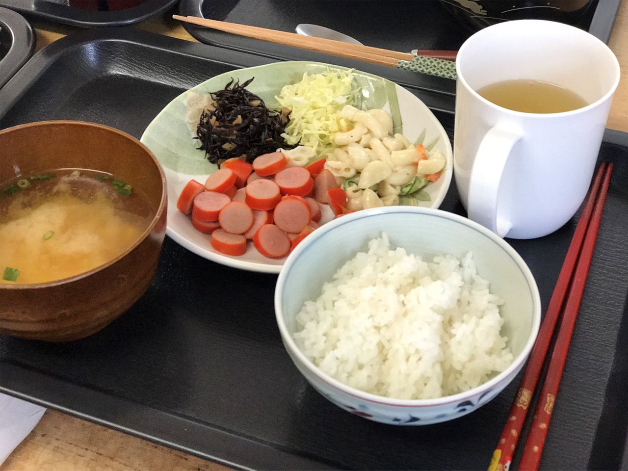 細かく輪切りにしたソーセージと、ひじきの煮物やマカロニサラダが付いたメニュー