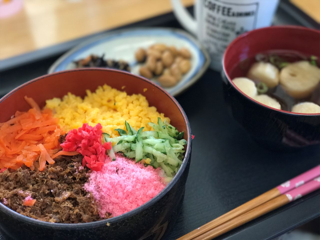 たまご、きゅうり、桜でんぶ、そぼろ、しょうがの5色丼
