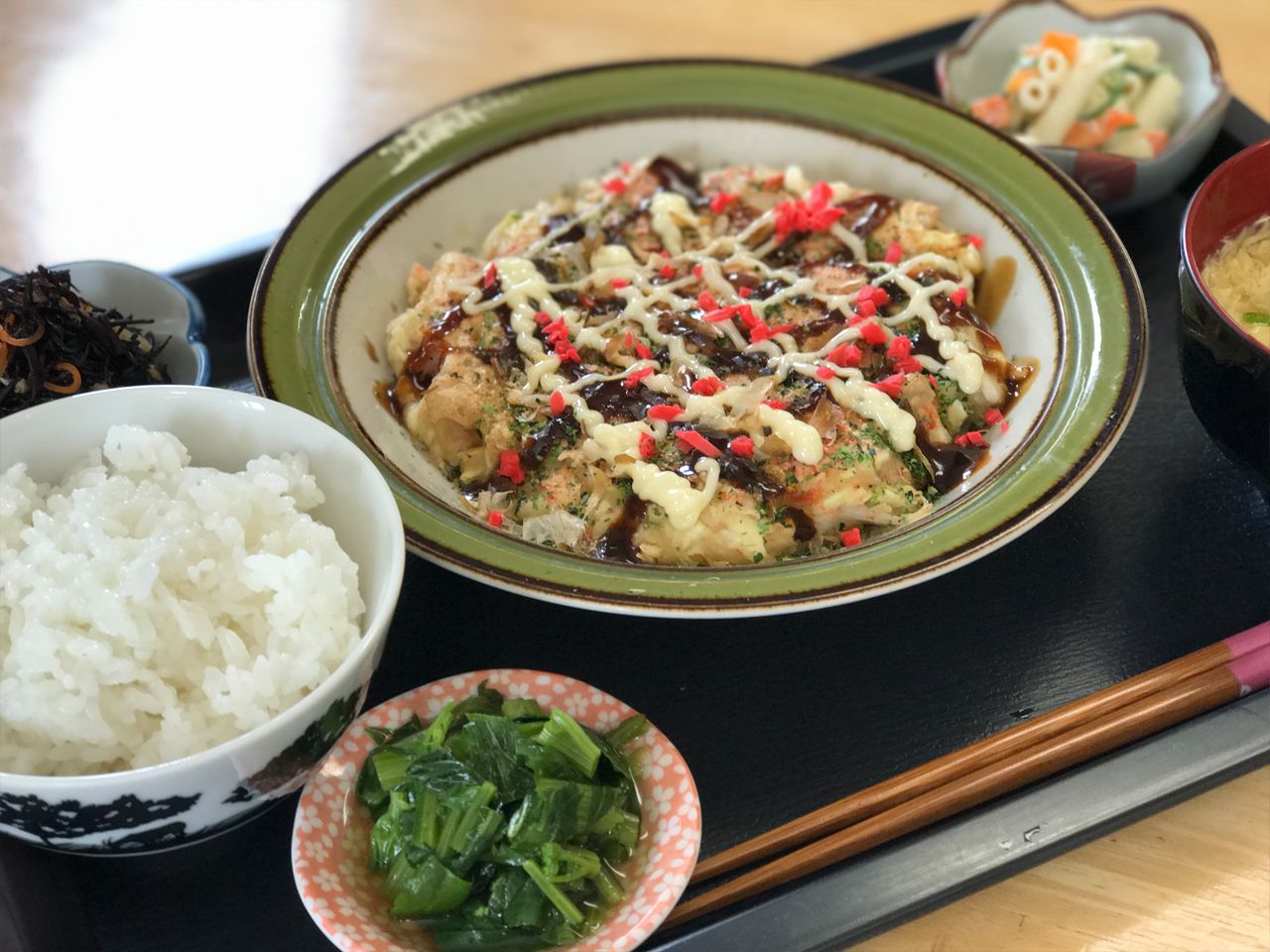 マヨネーズとソースをかけたお好み焼きのセット