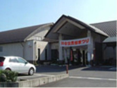 ホームから徒歩８分圏内にある公民館。段差や階段のないバリアフリー設計になっている。駐車スペースも確保されている。