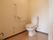 出入口のない開放型になっているトイレの壁には、手すりが必要な箇所に設置されており、転倒の防止になっている。