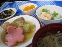 フルーツのデザートが付いた、そばと煮物のセット