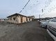 駐車場と建物の外観