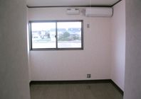 空き部屋の明るい窓辺