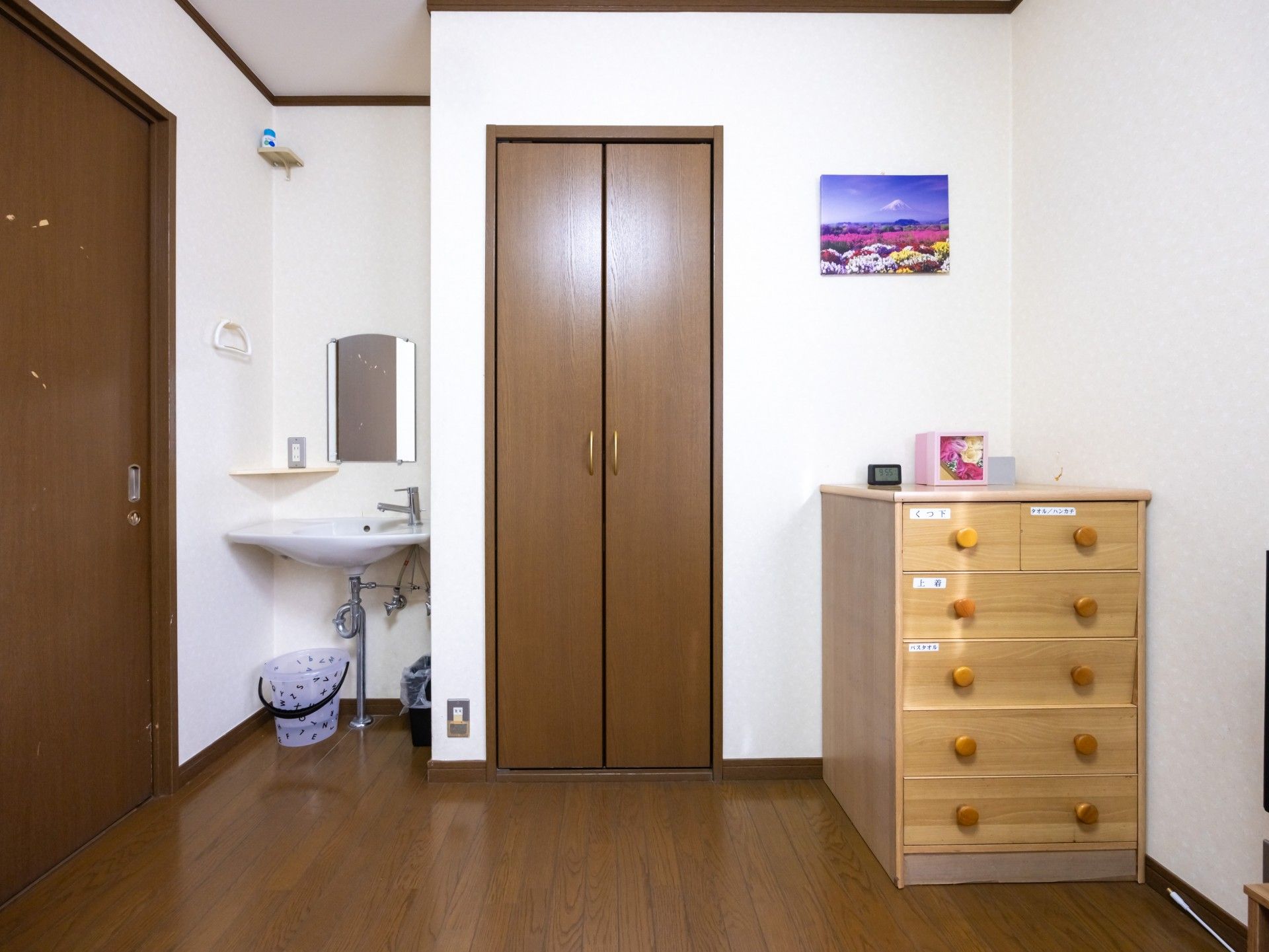 シンプルな居室の一角