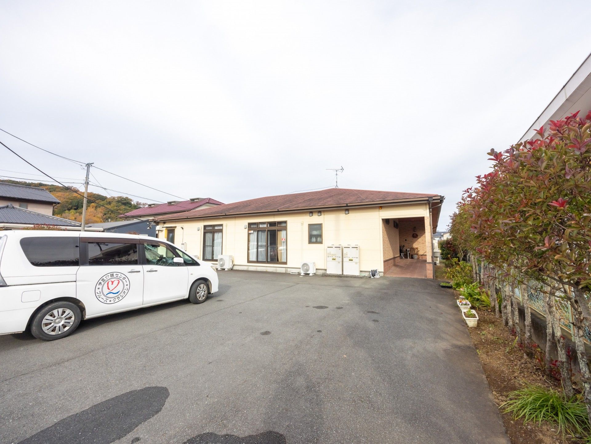 駐車場と建物の外観