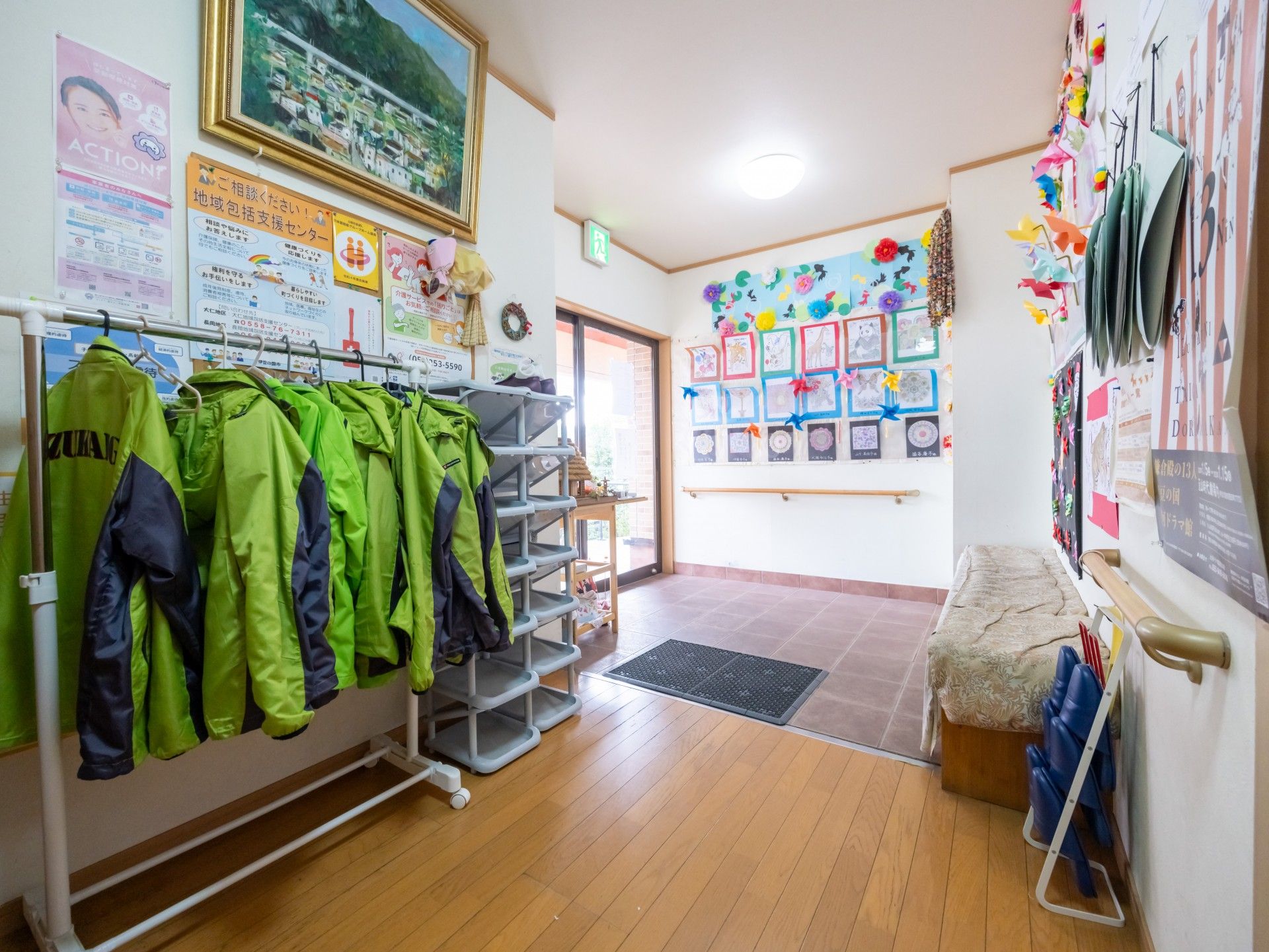 明るい廊下と作品展示