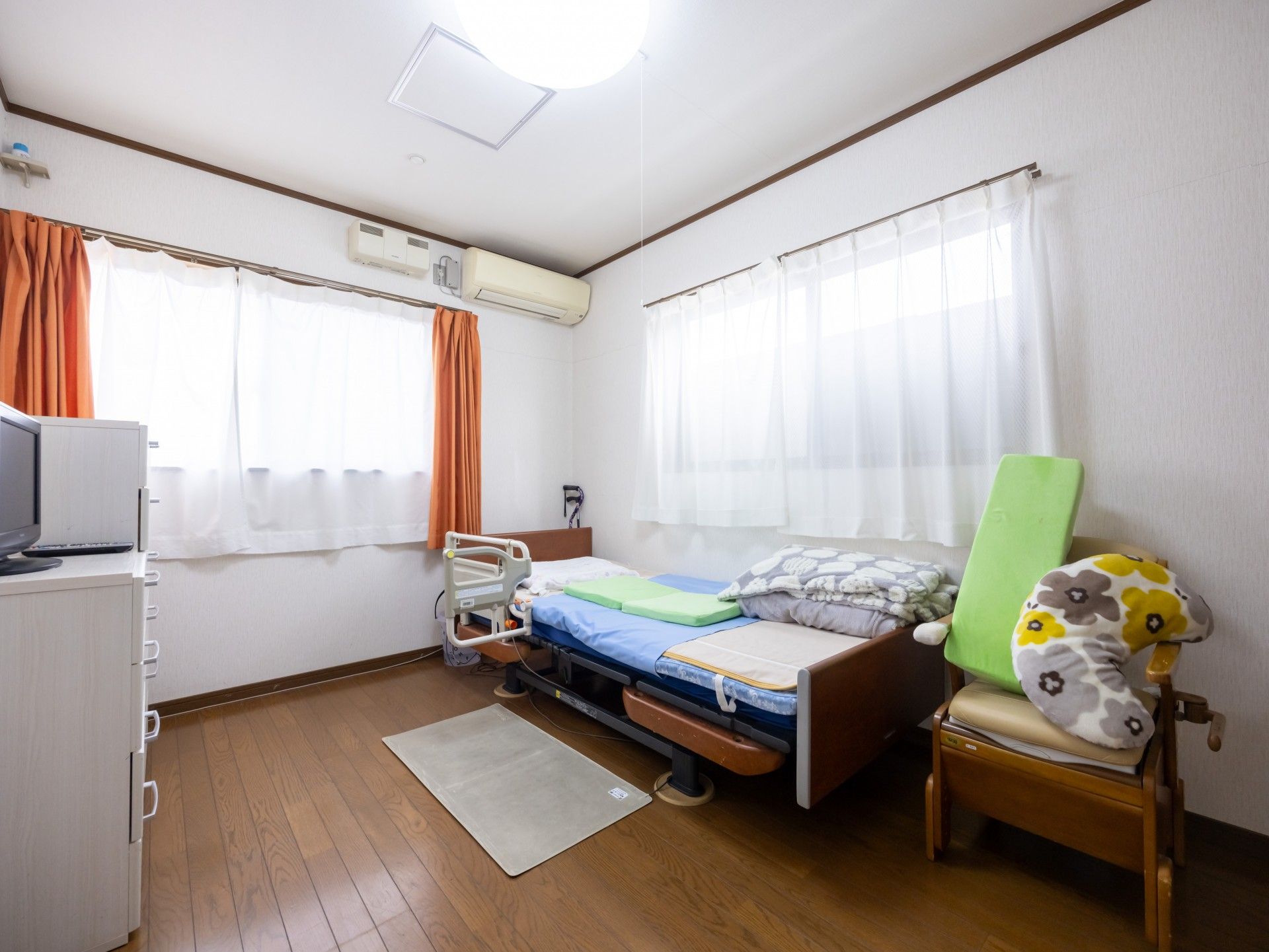 明るい個室のベッド周り