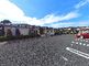 広々とした駐車場の外観