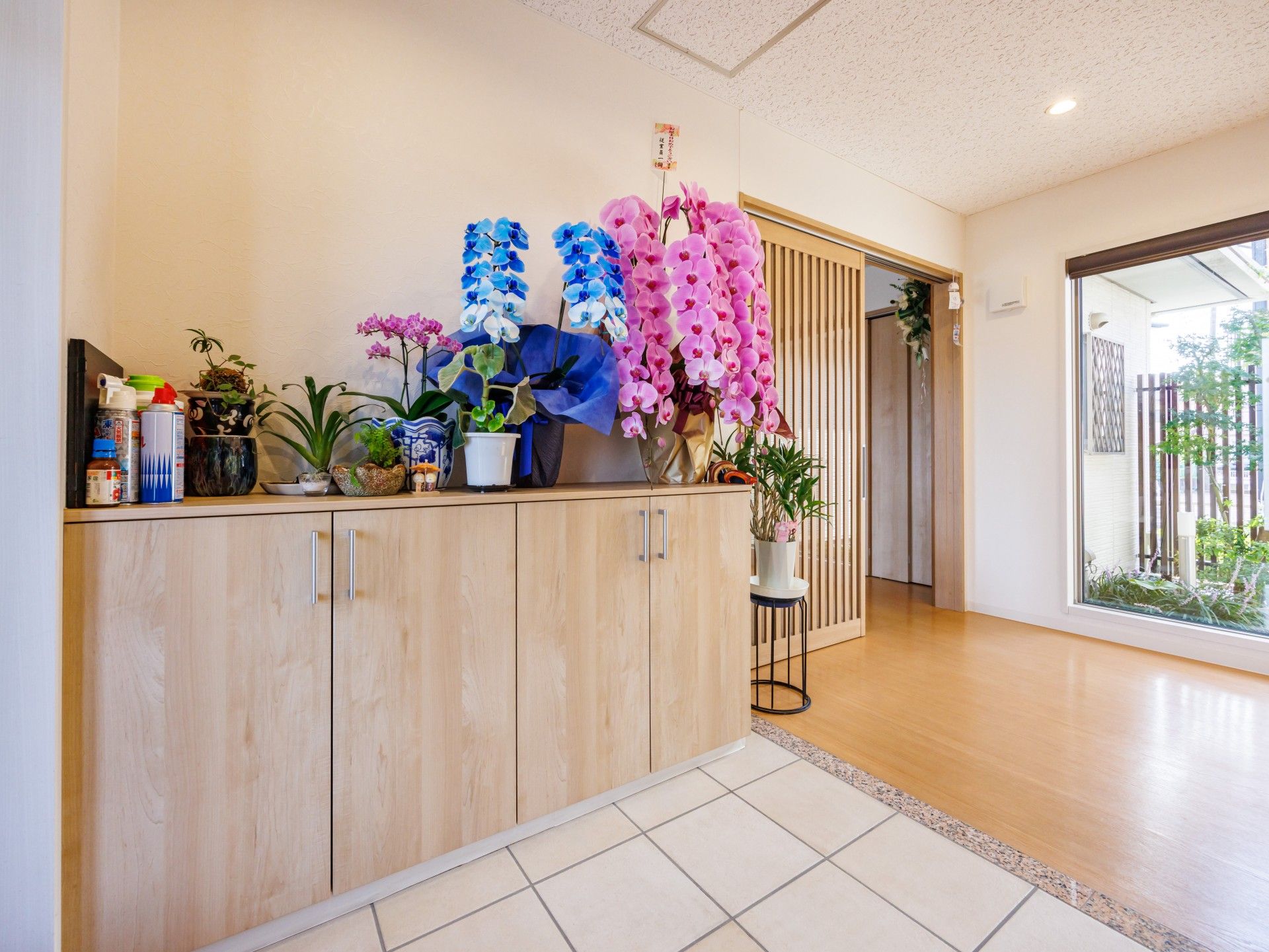 花が飾られた玄関