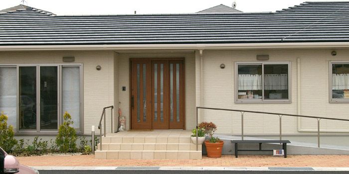 白壁の落ち着いたエントランス