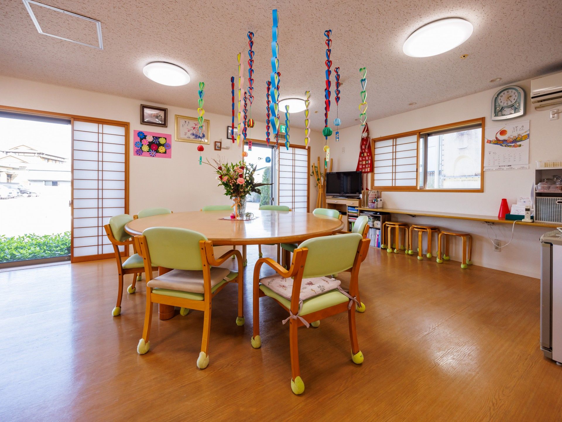 飾りが吊るされた部屋