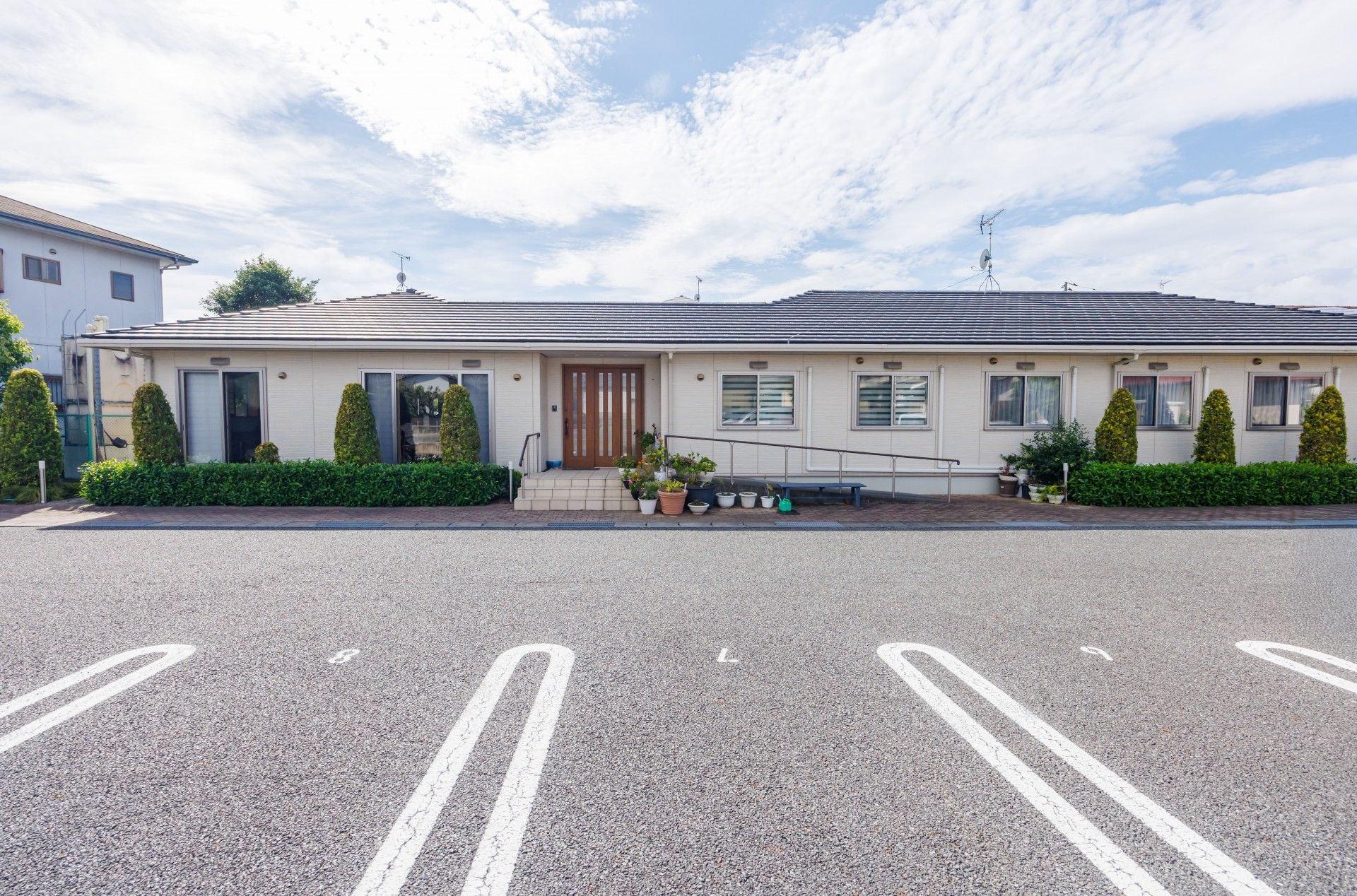 広い駐車場のある建物