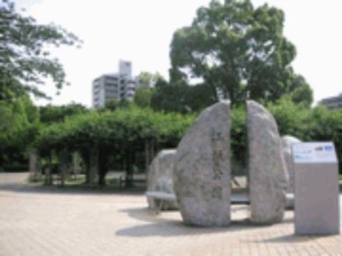 施設周辺写真。徒歩圏内にある木々が生い茂り、緑豊かな公園の近くには精神科、神経科の診療科がある病院もある。