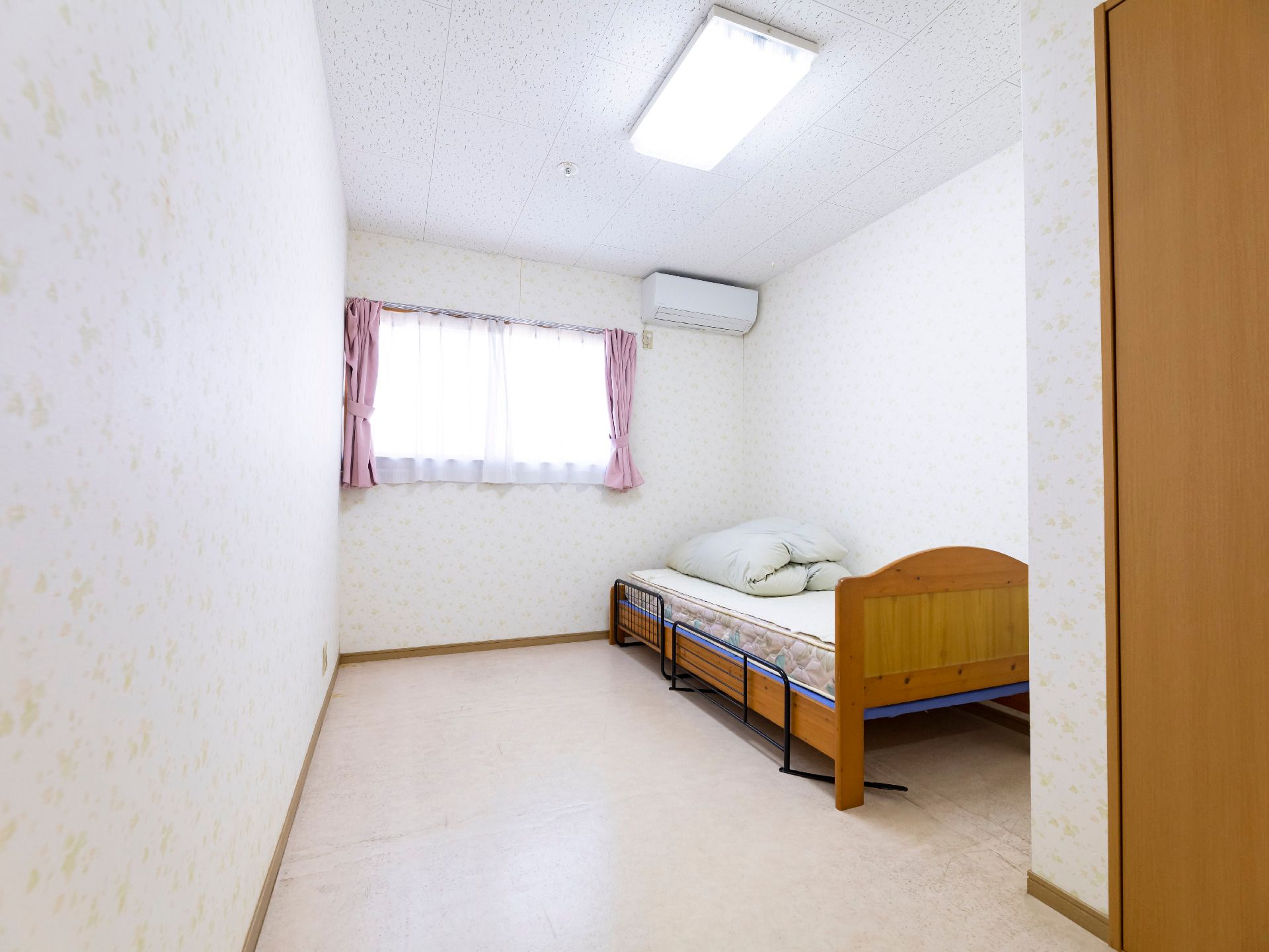 広く、さまざまな家具を置くことができる居室