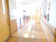 明るく清潔な介護施設の廊下