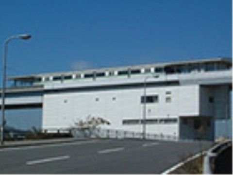 入居者様が行う散歩コースには電車の駅付近も通過することがあり、概観が白色で大きな駅舎を眺めることができる。