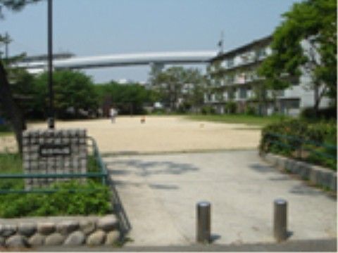 グラウンドがある公園である。青少年などがドッジボールなどをして遊ぶことができ、明るく活気のある地域の公園となっている。