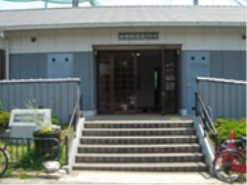 施設の出入口前の左側には、施設の名称を記した表示板が設置されており、前面道路を通行する歩行者も見ることができる。