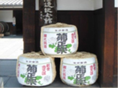 日本酒の記念館の出入口前には酒樽が置かれている。実際に使用された道具を見ながら、日本酒の歴史を学ぶことができる。