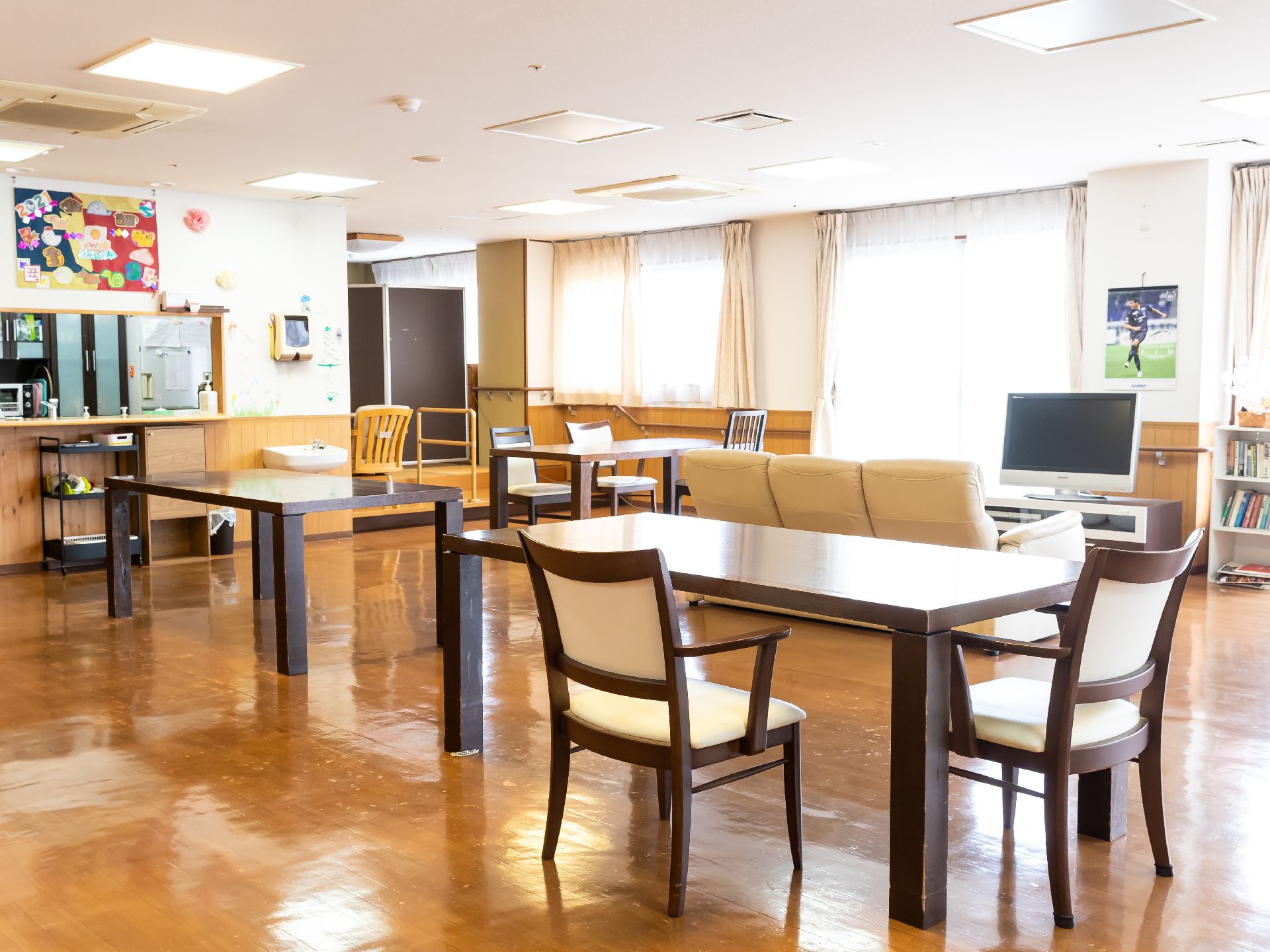 テーブルと椅子が設置されている共有スペース