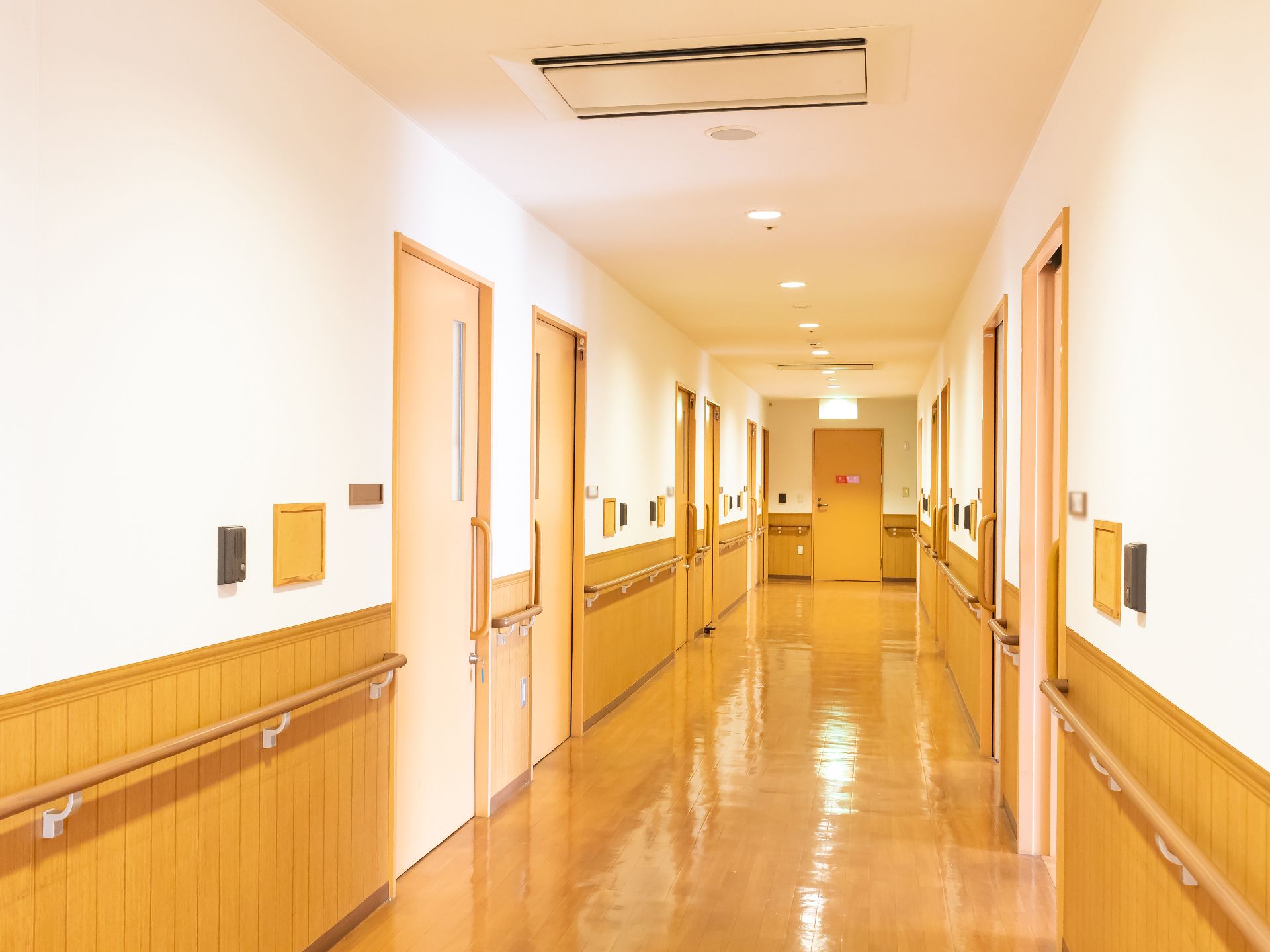 手すりが設置された、各部屋につながる廊下