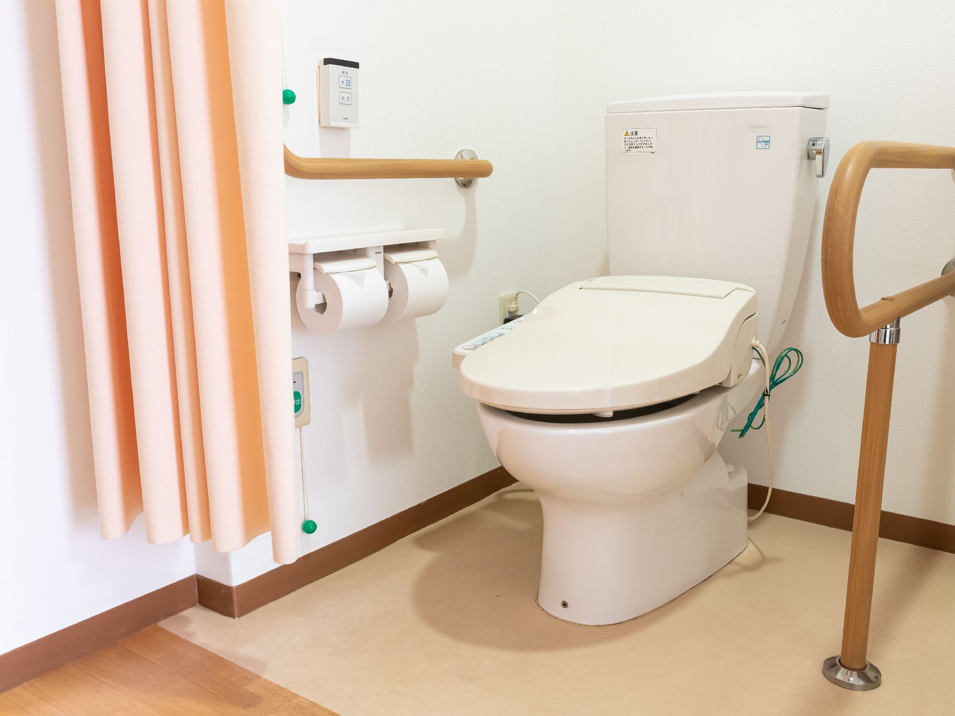 バリアフリーが完備された、手すりが設置されて安全に利用できるトイレ
