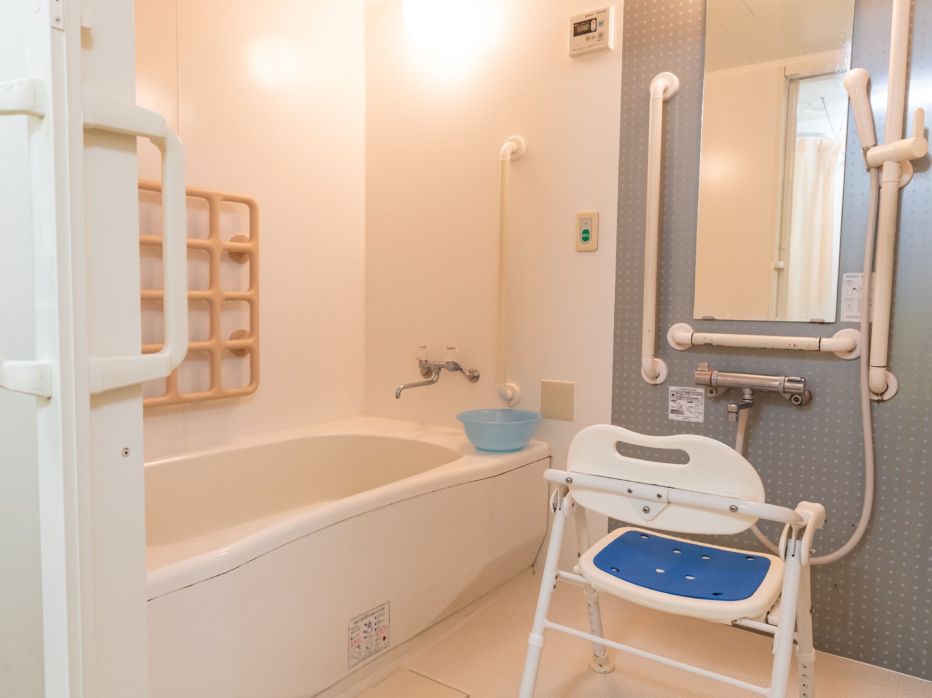 転倒のリスクを最小限にするために、手すりが取り付けられた浴室
