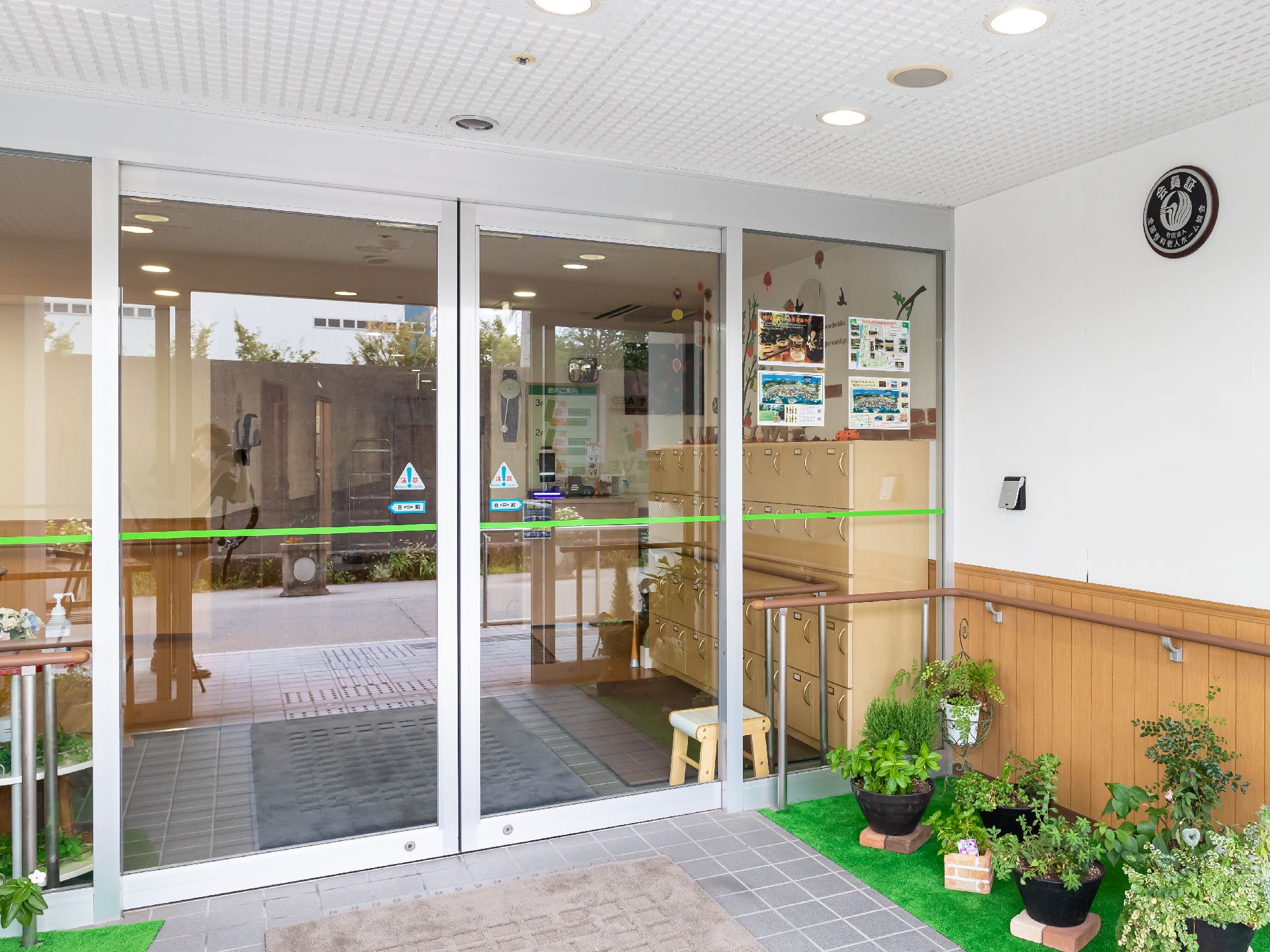 下駄箱がすぐそばにあり、バリアフリー化されている玄関