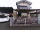 介護施設の外観と駐車場