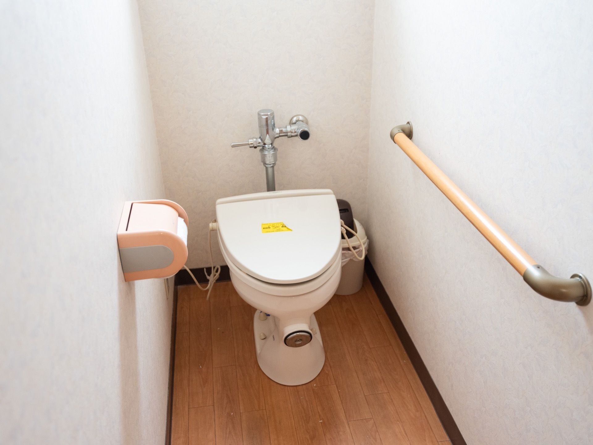 清潔感のある白を基調としたトイレである。温水洗浄便座が完備されているので、寒い時期も快適に利用できる。