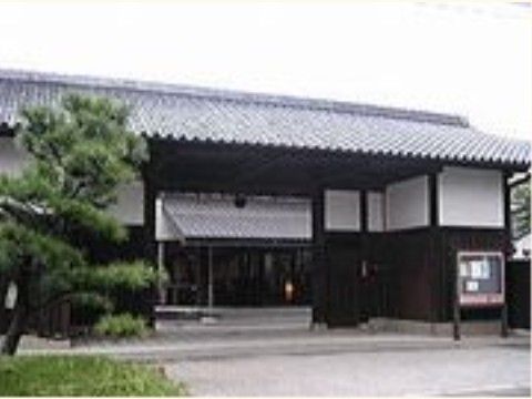 外壁が焦げ茶色の板貼りと漆喰の重厚感ある門構えの出入口である。日本酒の歴史を物語る数々の品が展示品されている。