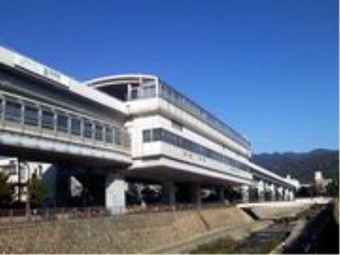 整備された河川沿いに立つ電車の駅である。白色で明るい外壁になっているため、町の景観を損ねることなく調和している。