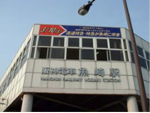 駅の出入口は角地に立地しており、道路側からも駅の表示板が大きく目立つため、アクセスを容易に行うことができる。