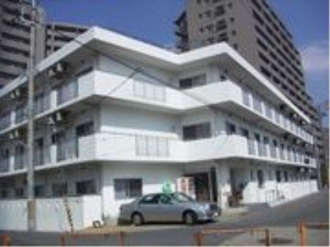施設の出入口前には駐車スペースが設置されており、来訪者様などが訪れた場合に速やかに駐車することができる。