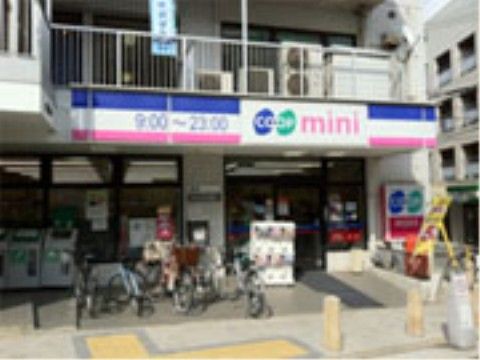 コンビニの出入口の上部にある青色、白色、赤色を構成する表示板には、営業時間も表示され車両からも確認ができる。