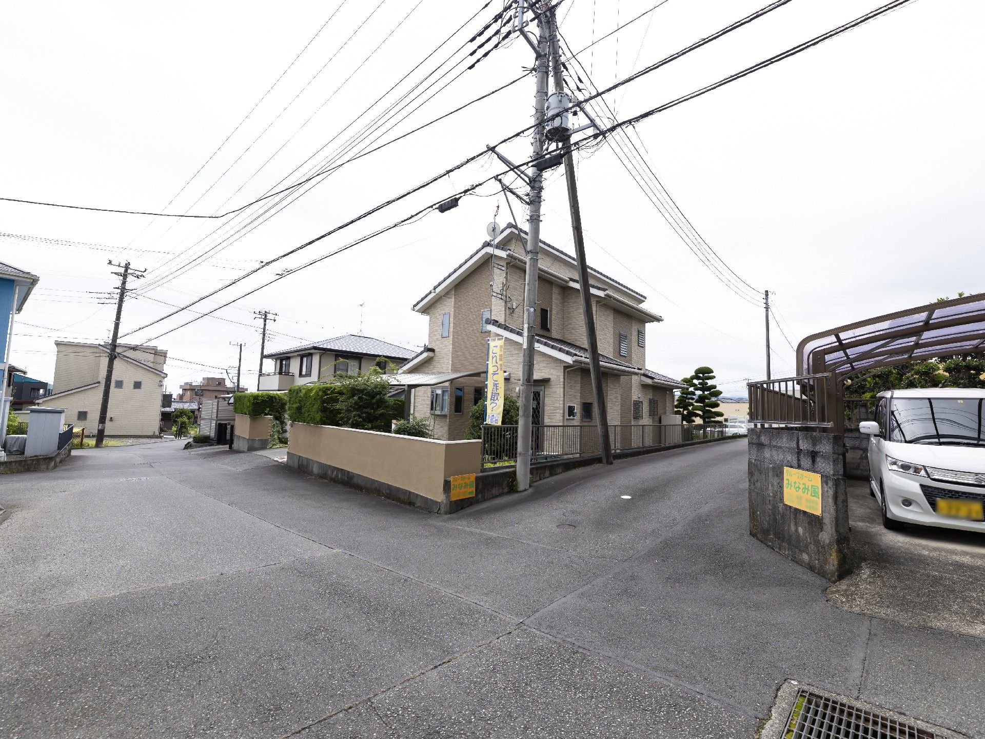 吉原本町駅からお車で11分の位置にある施設外観