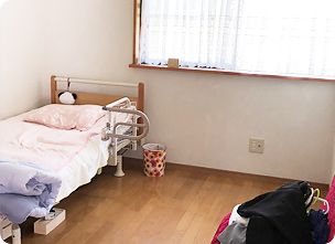 居室の一角とベッド