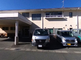 介護施設の外観と駐車場