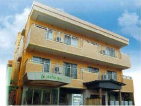 明るく清潔な建物の外観