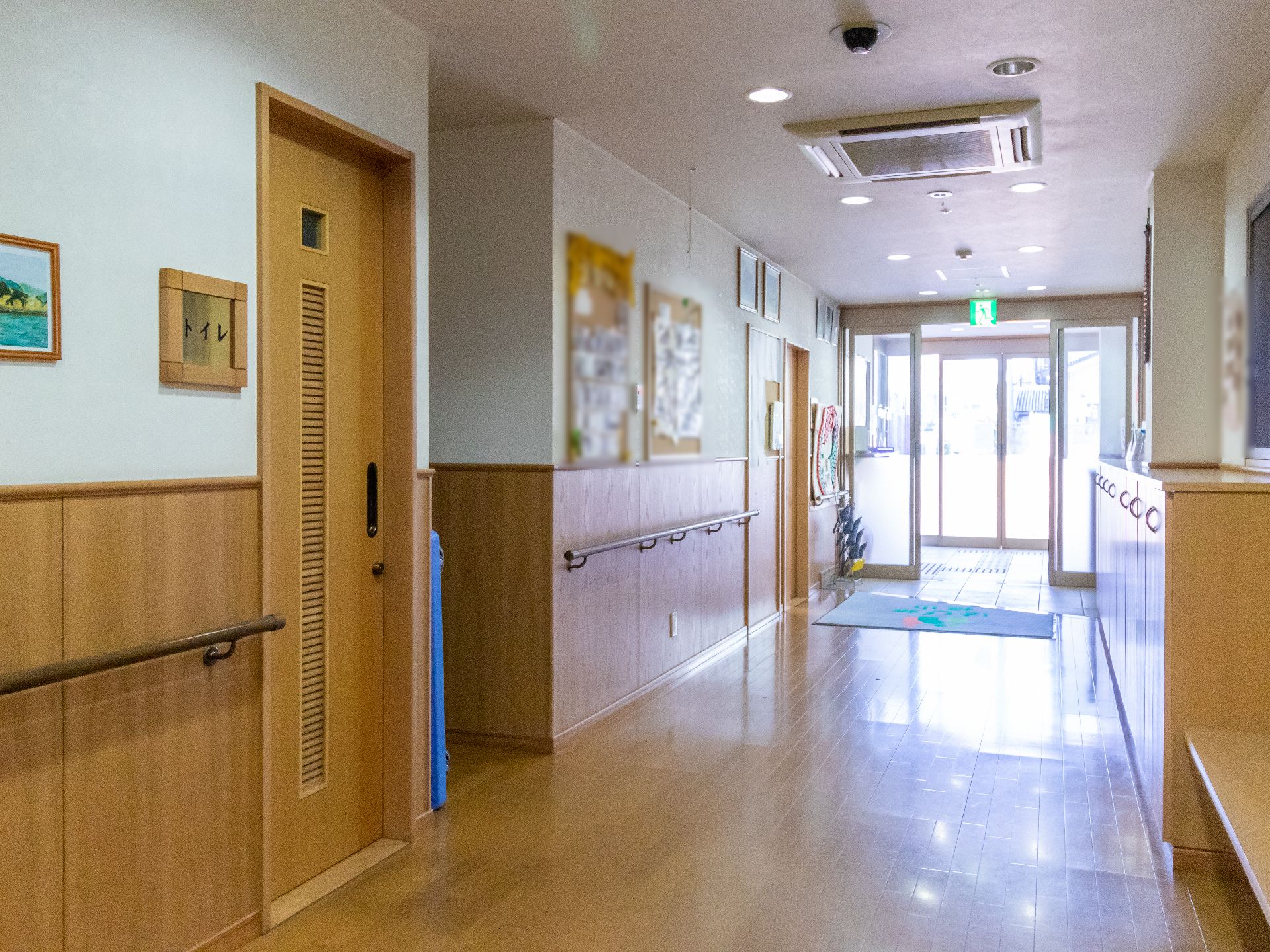 手すりと引き戸が設置された廊下